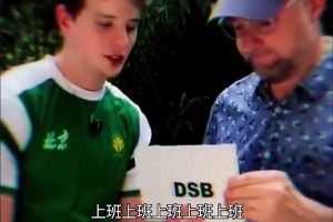 这位国安的外国人球迷看来在国内学到了精髓