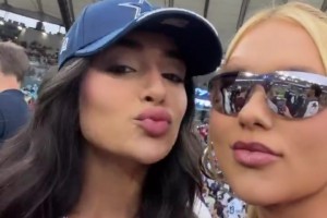维尼修斯女友和闺蜜一起看NFL比赛