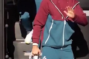 心情不错！C罗和队友一起抵达丹麦，微笑和球迷打招呼