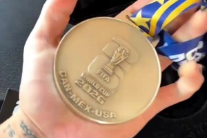 尘封！阿根廷体能教练纹了梅西对阵英格兰的图案，梅西亲自签名！