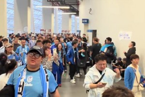 攻克凤凰山！实拍：大连英博球迷赛后离开球场时战歌嘹亮